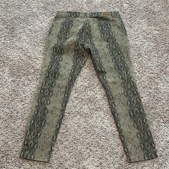 Judy Blue Los Angeles Skinny Fit Snakeprint Jeans - Picture 4 of 10